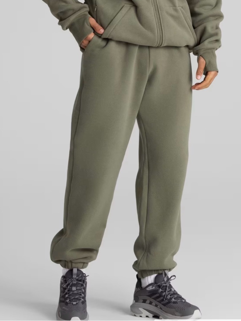 Comfrt Travel Essentials Sweatpants in Moss
